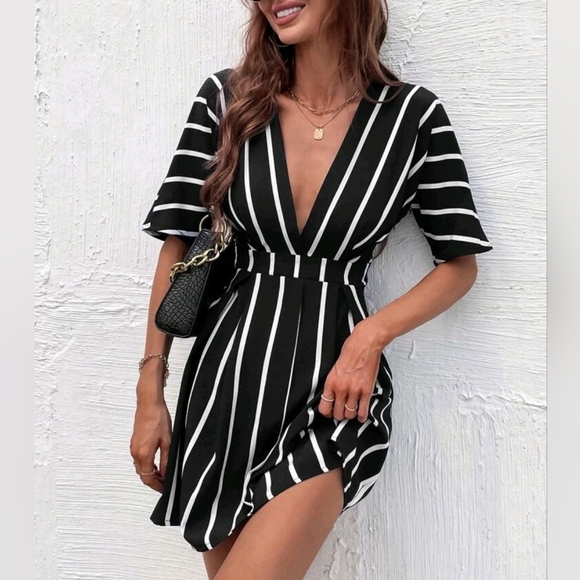 New Chic Striped Deep Plunge Mini Dress Black White Short Sleeve - Picture 3 of 8